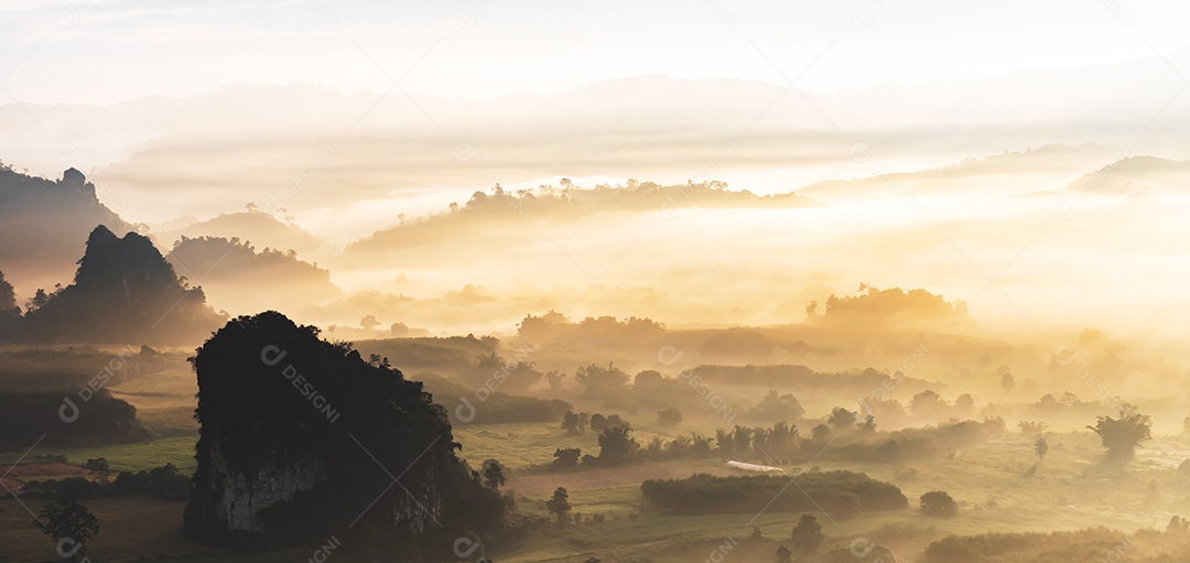 paisagem de montanhas nevoeiro Phu Lanka National Park Phayao província norte da Tailândia