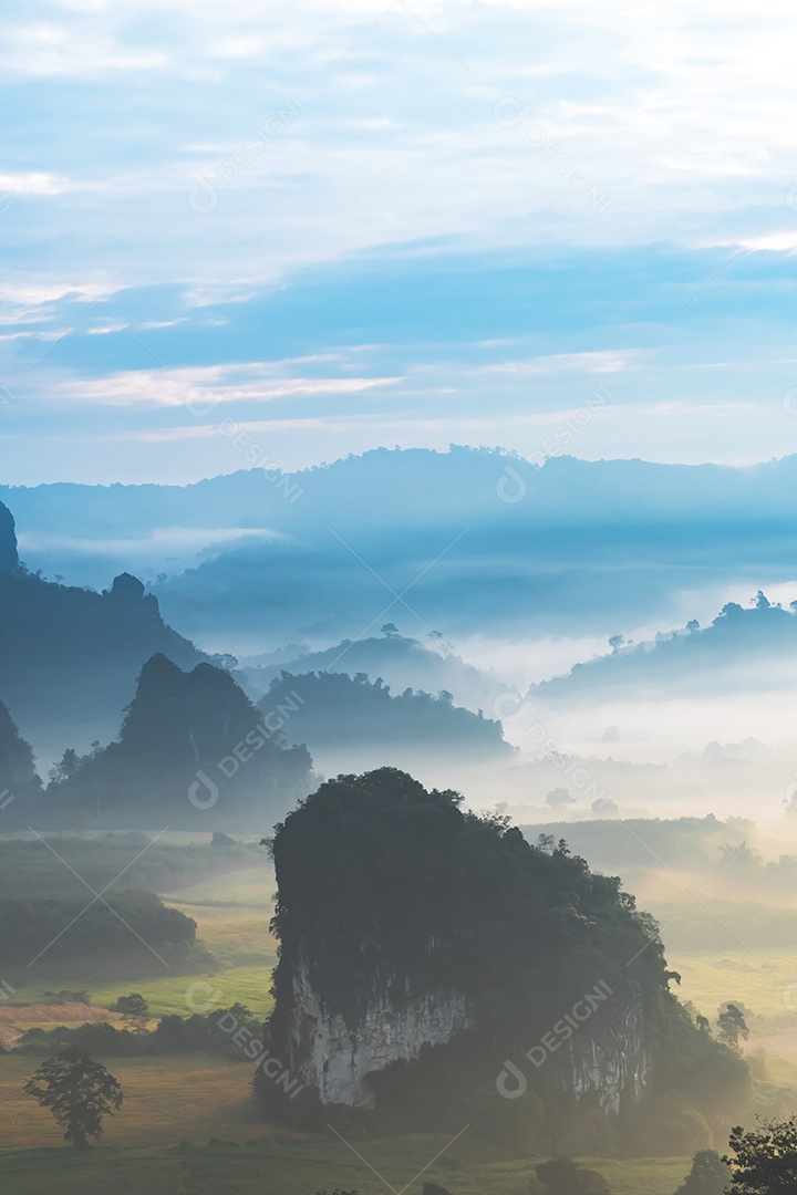 paisagem de montanhas nevoeiro Phu Lanka National Park Phayao província norte da Tailândia