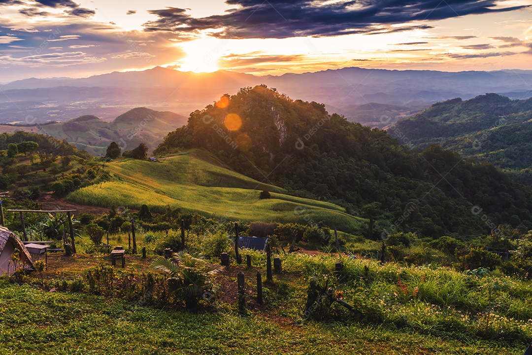 montanhas de paisagem durante o crepúsculo em Nan Tailândia