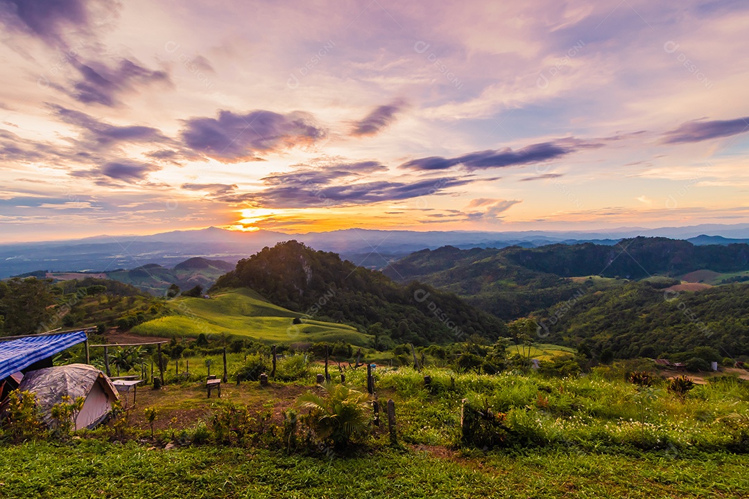 montanhas de paisagem durante o crepúsculo em Nan Tailândia