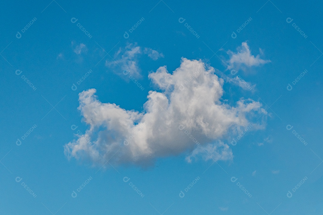 nuvens brancas no céu azul