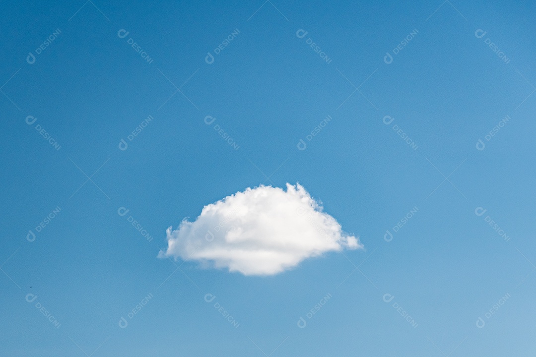 nuvens brancas no céu azul