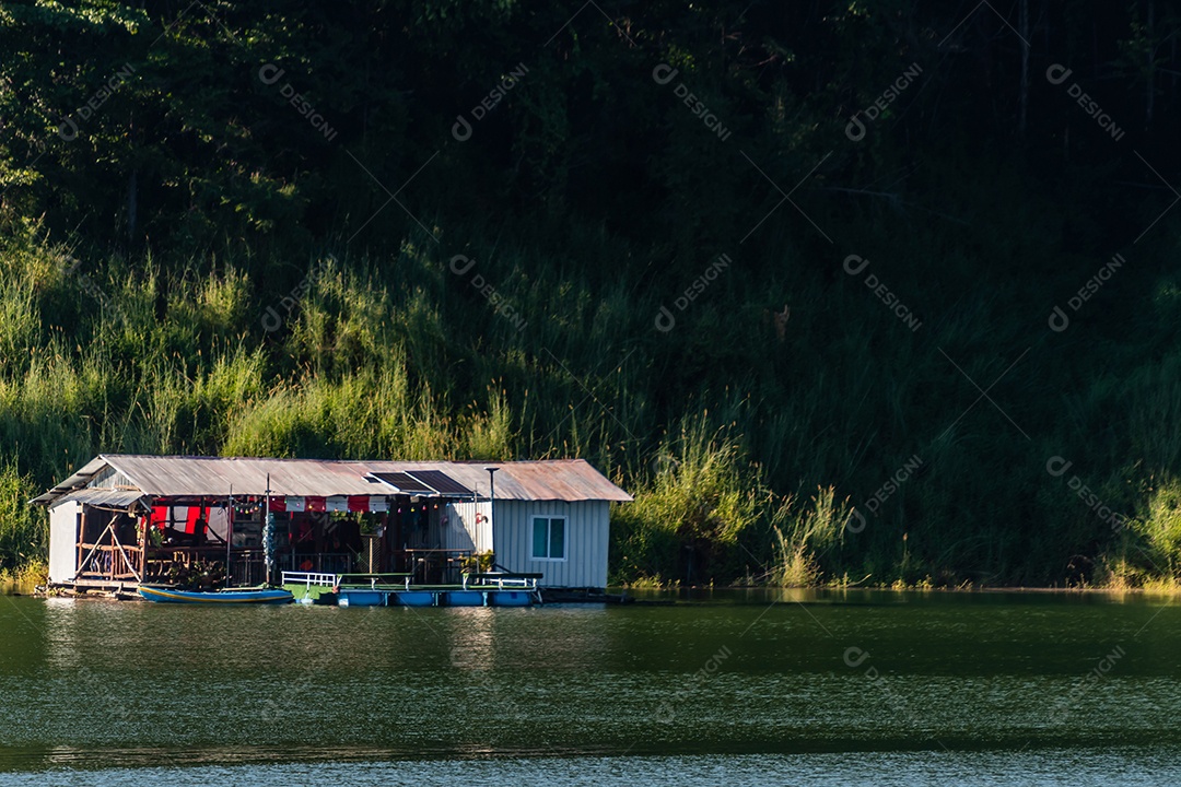 paisagem Reservatório e casa de jangada Tailândia