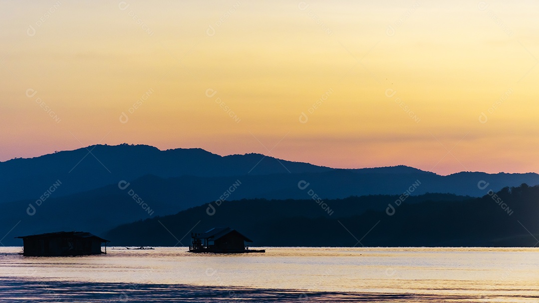 pôr do sol paisagem com reservatório e casa de jangada Tailândia