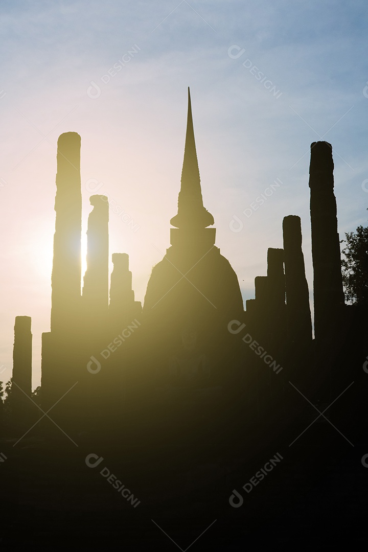 silhueta de Wat Temple belo templo no parque histórico