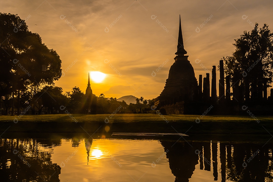 silhueta de Wat Temple belo templo no parque histórico