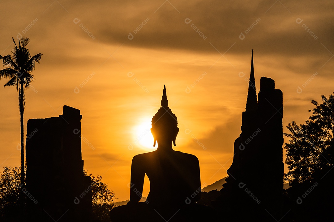 silhueta de Wat Temple belo templo no parque histórico