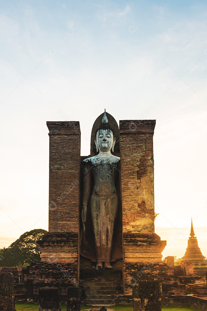 Estátua de Buda em Wat Temple belo templo no parque histórico Tailândia