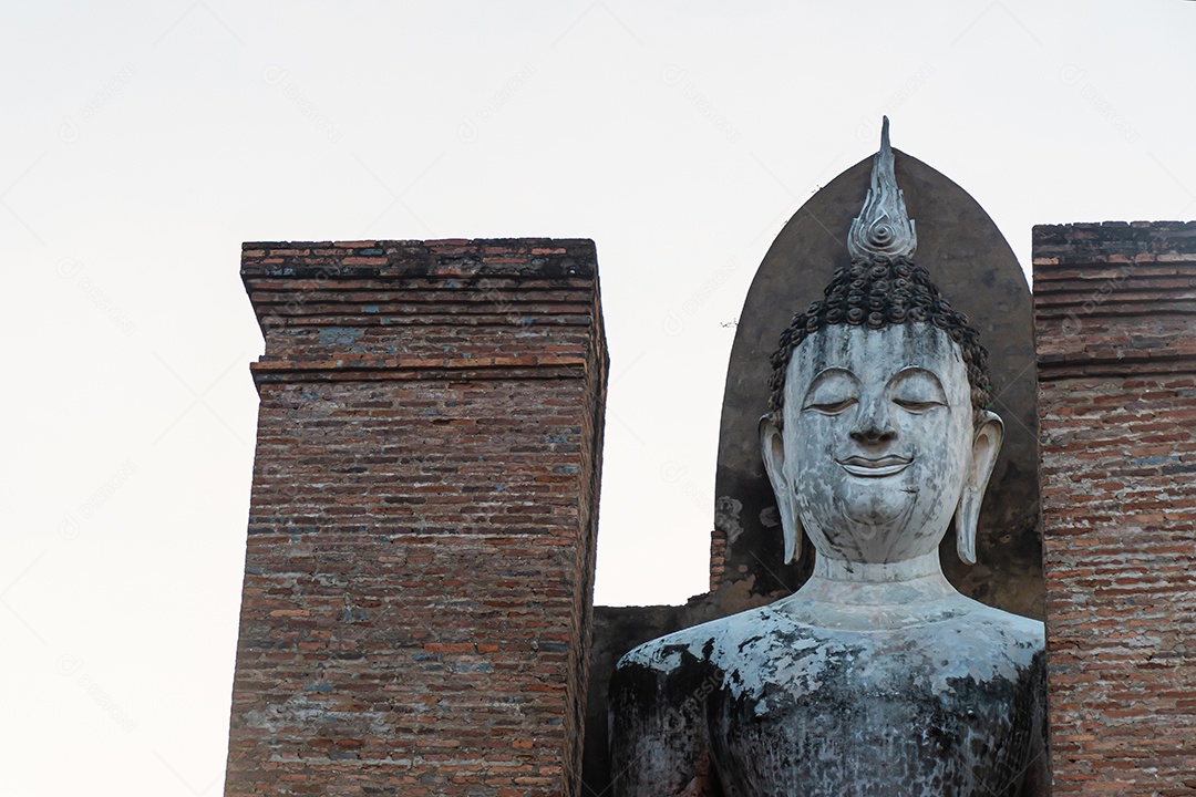 Estátua de Buda em Wat Temple belo templo no parque histórico Tailândia