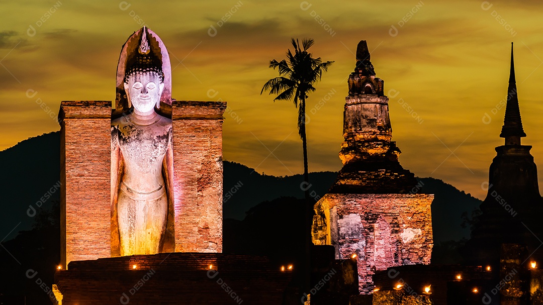 Estátua de Buda em Wat Temple belo templo no parque histórico Tailândia