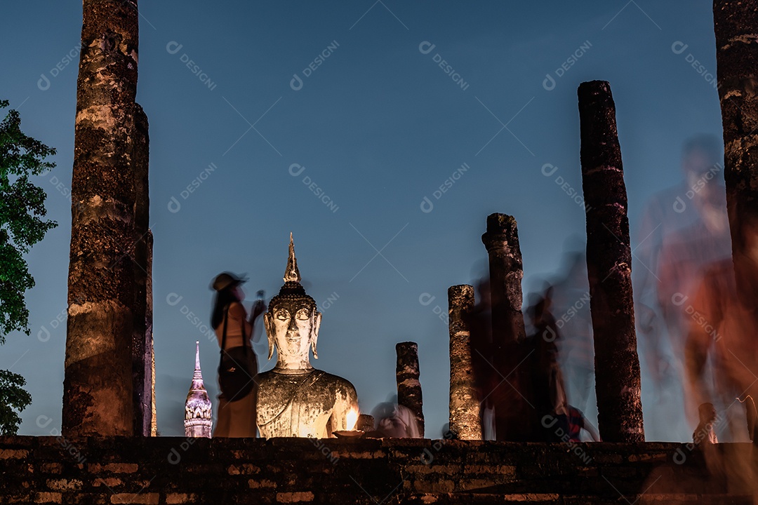 Estátua de Buda em Wat Temple belo templo no parque histórico Tailândia