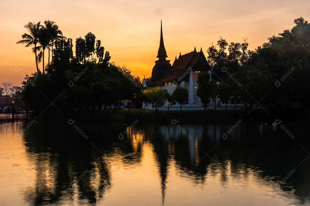 Silhueta de Wat Temple belo templo no parque histórico Tailândia