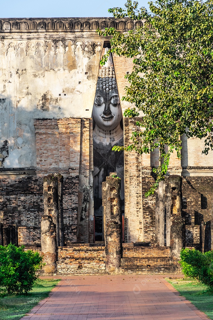 Estátua de Buda em Wat Temple belo templo no parque histórico Tailândia