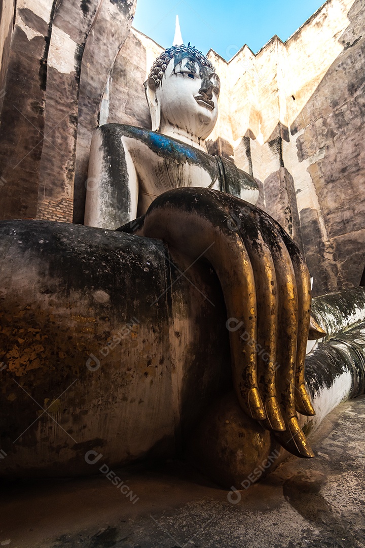 Estátua de Buda em Wat Temple belo templo no parque histórico Tailândia