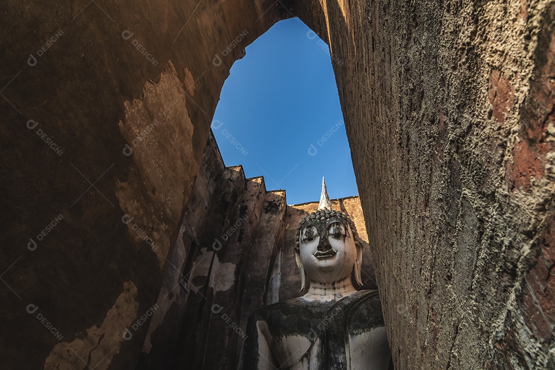 Estátua de Buda em Wat Temple belo templo no parque histórico Tailândia