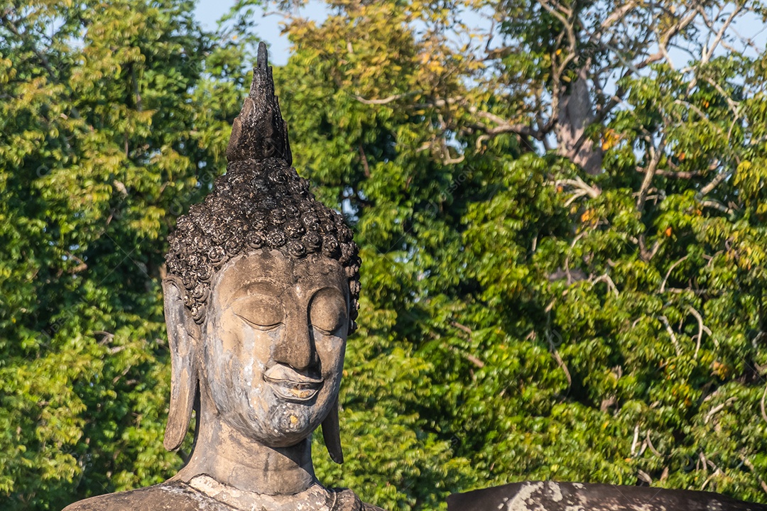 Estátua de Buda em Wat Temple belo templo no parque histórico Tailândia