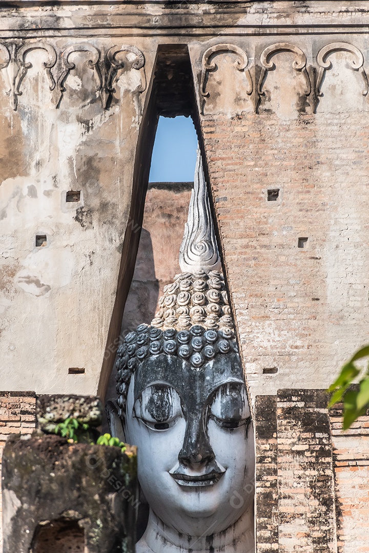 Estátua de Buda em Wat Temple belo templo no parque histórico Tailândia