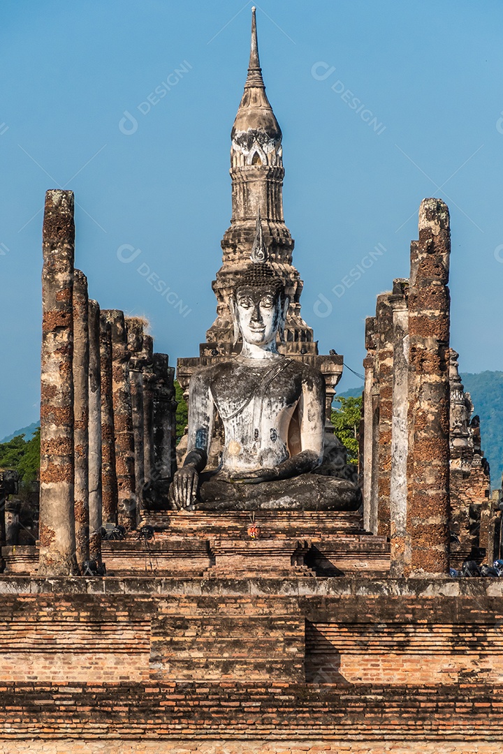 Estátua de Buda em Wat Temple belo templo no parque histórico Tailândia