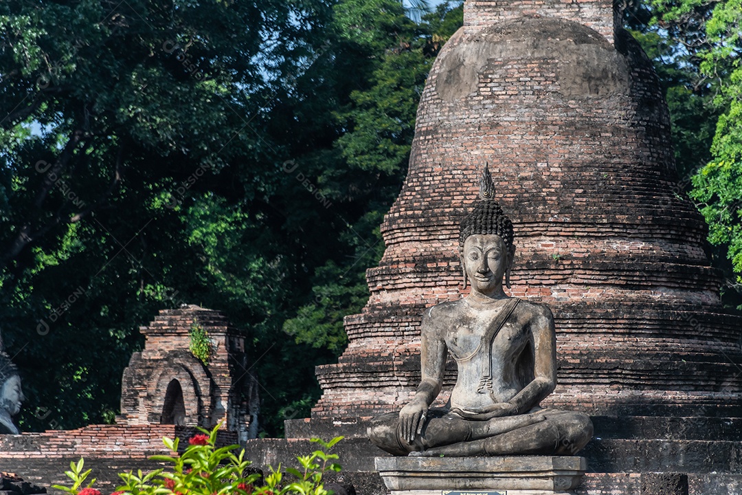 Estátua de Buda em Wat Temple belo templo no parque histórico Tailândia