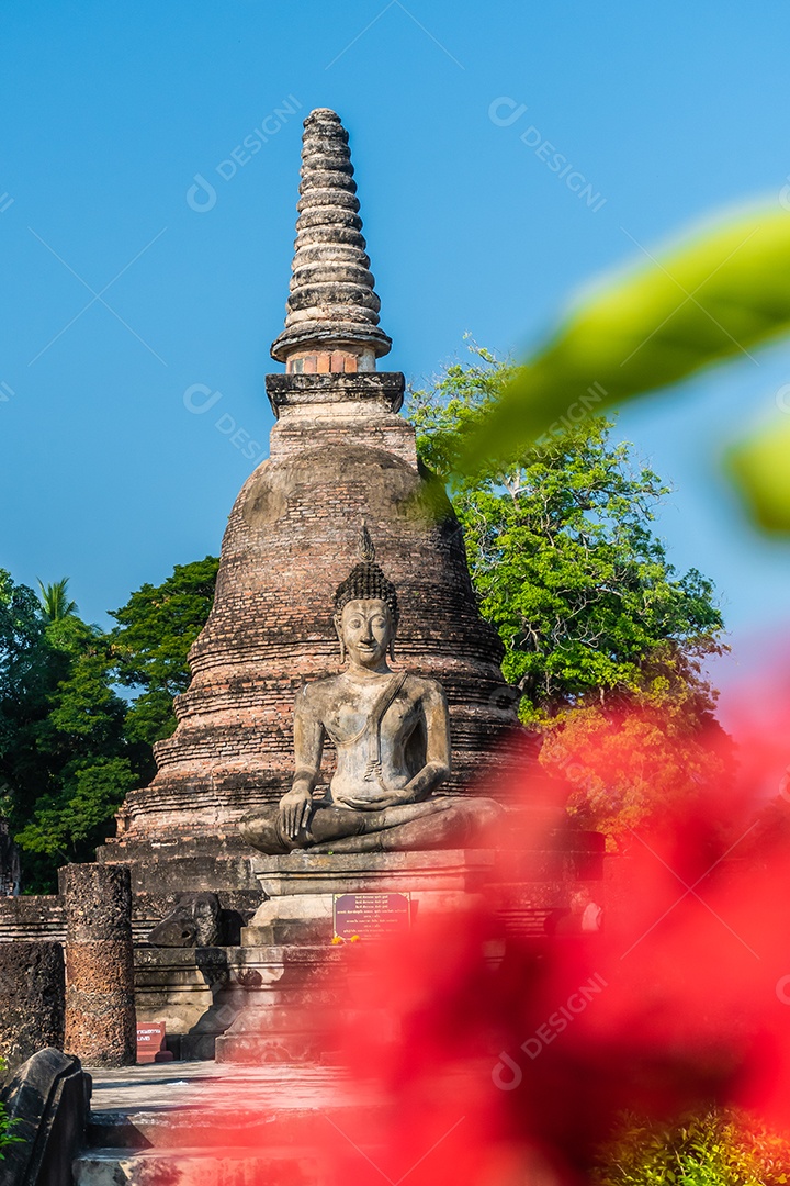 Estátua de Buda em Wat Temple belo templo no parque histórico Tailândia