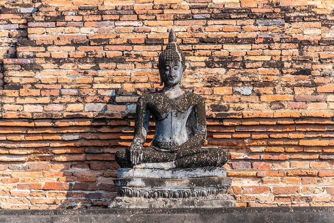 Estátua de Buda em Wat Temple belo templo no parque histórico Tailândia
