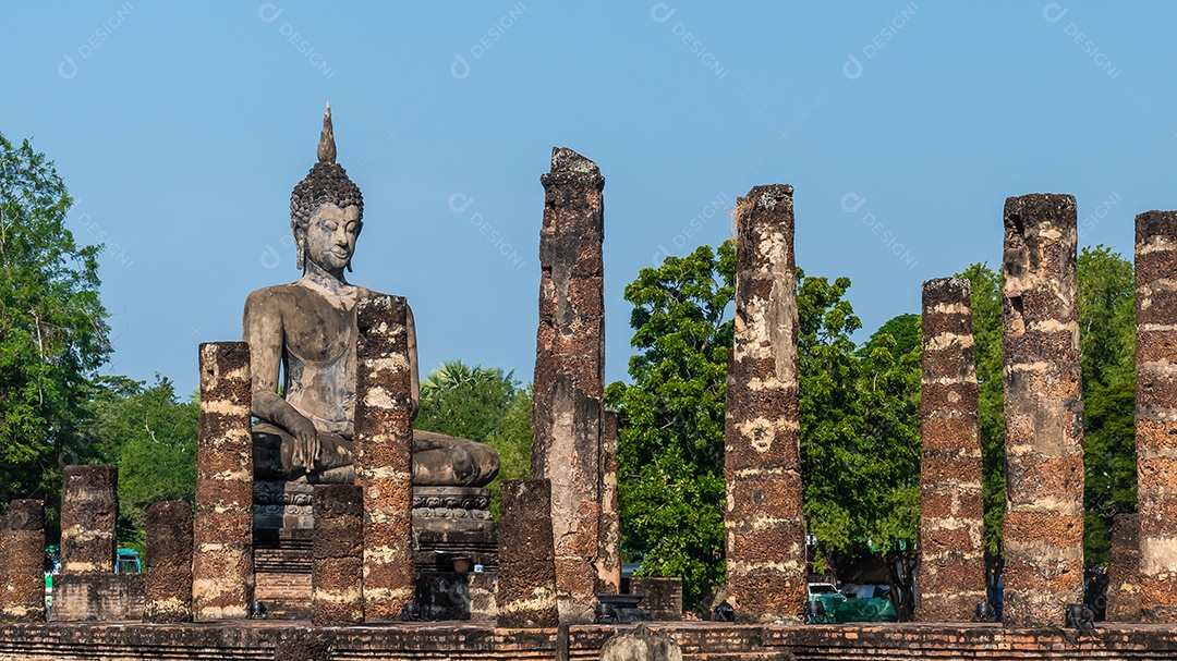 Estátua de Buda em Wat Temple belo templo no parque histórico Tailândia