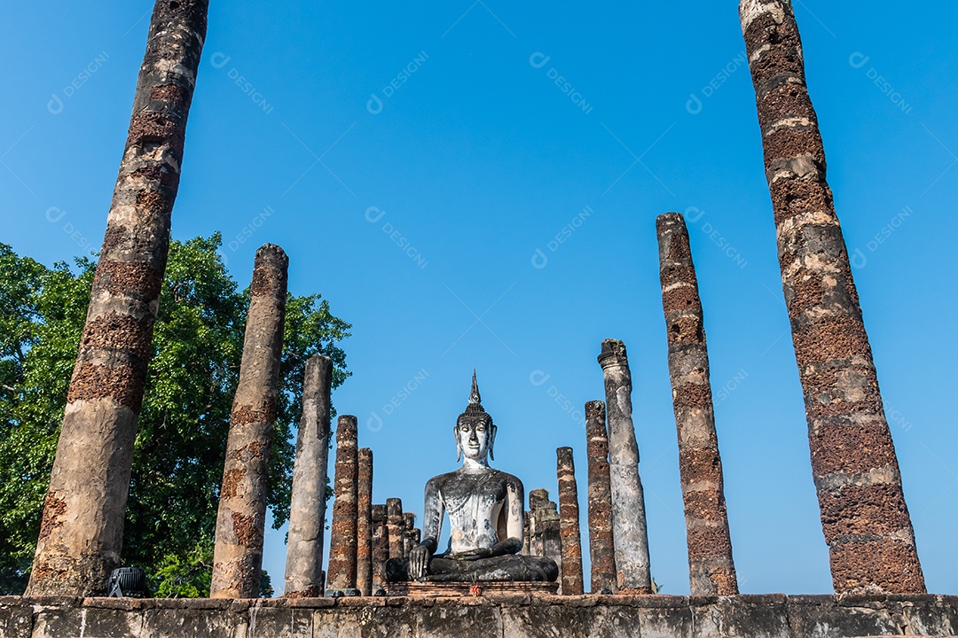 Estátua de Buda em Wat Temple belo templo no parque histórico Tailândia