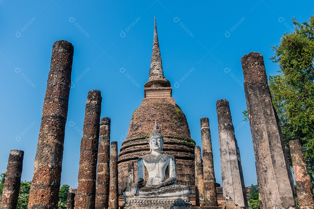 Estátua de Buda em Wat Temple belo templo no parque histórico Tailândia