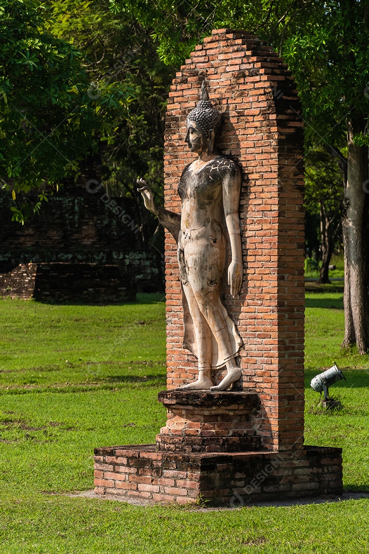 Estátua de Buda em Wat Temple belo templo no parque histórico Tailândia