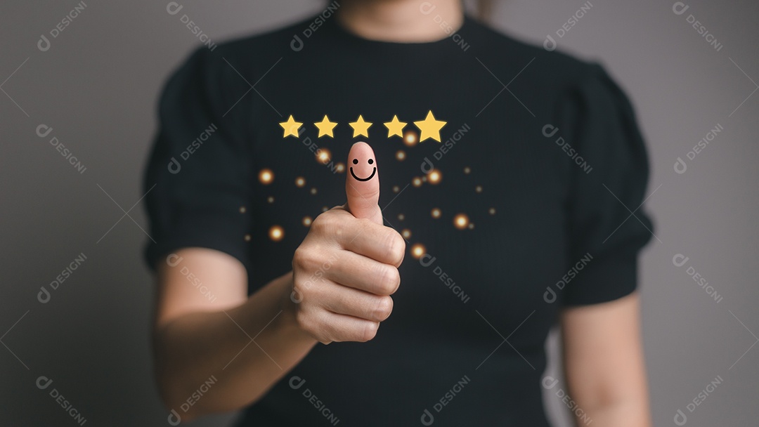 Mão com o polegar para cima Ícone de carinha sorridente de emoção positiva e cinco estrelas com espaço de cópia.
