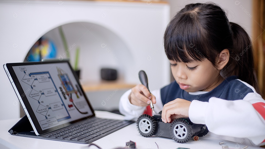 Estudantes da Ásia aprendem em casa a codificar carros robôs e eletrônicos