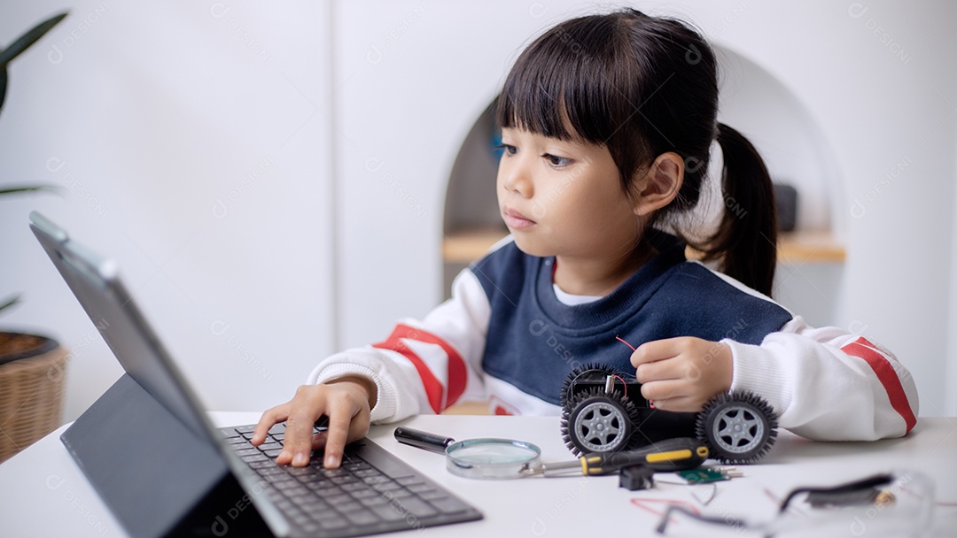 Estudantes da Ásia aprendem em casa a codificar carros robôs e eletrônicos