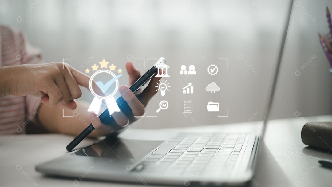 Executivos que trabalham com computadores e smartphones