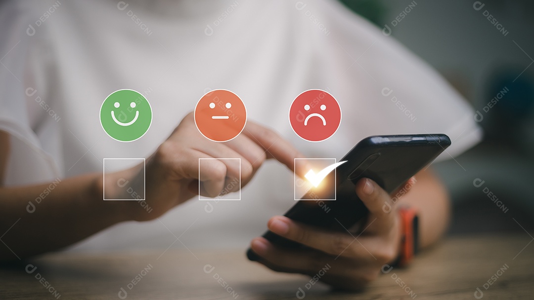Conceito de experiência do cliente insatisfeito, cliente de empresário infeliz com rosto de emoção de tristeza na tela do smartphone