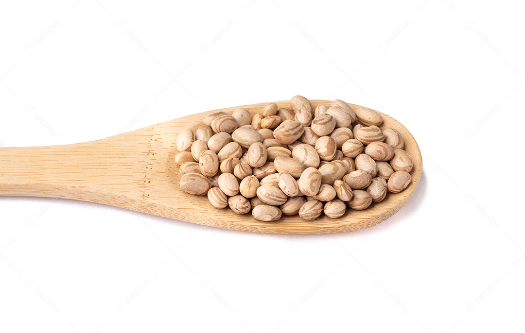 Feijão marrom em uma colher isolada sobre fundo branco.