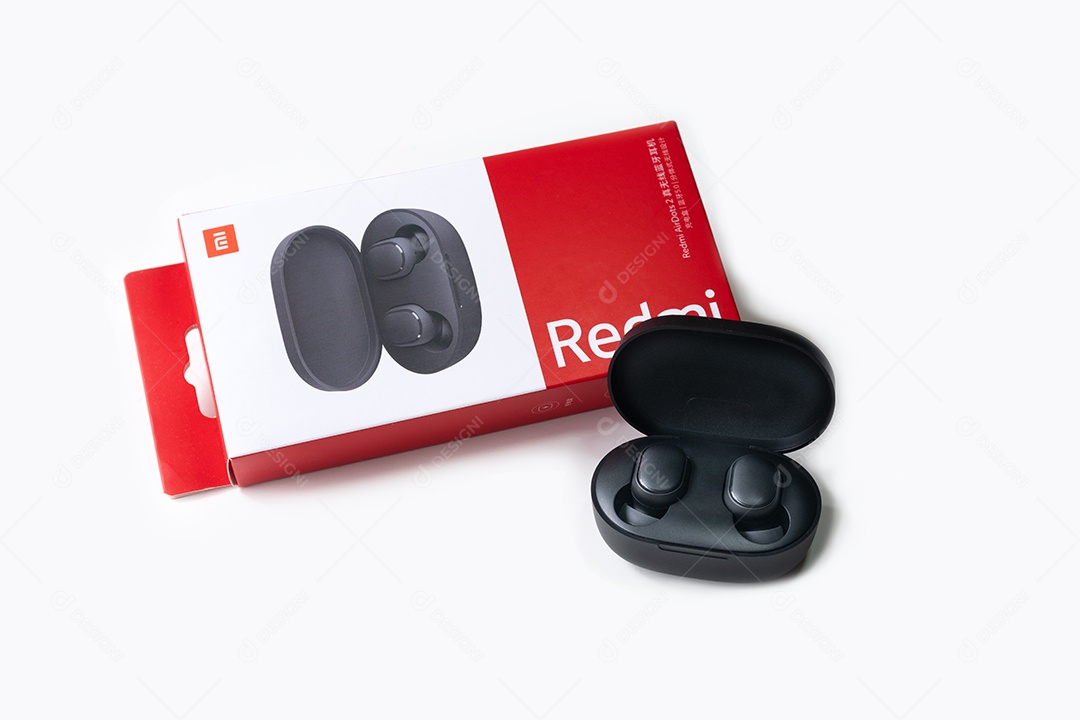 Redmi Airdots fones de ouvido sobre fundo isolado
