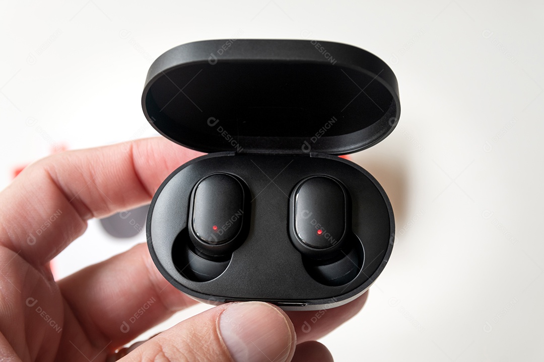 Homem segurando Redmi Airdots isolados