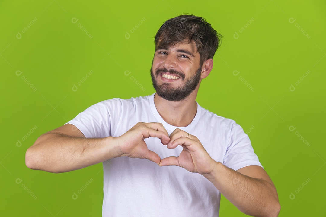 Homem jovem sorridente barbudo sobre fundo isolado
