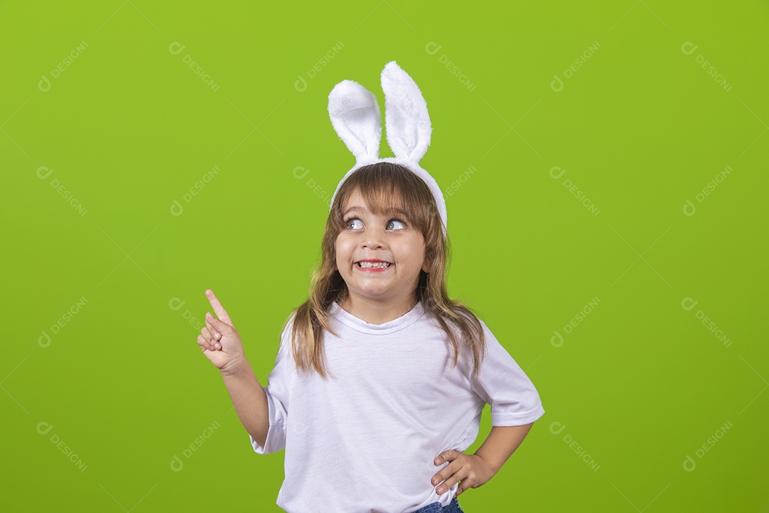 Linda criança garotinha usando tiara de coelho da páscoa