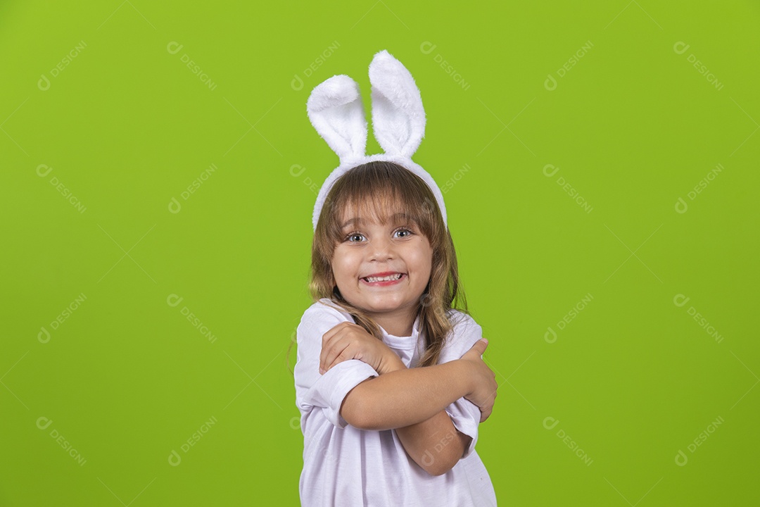 Linda criança garotinha usando tiara de coelho da páscoa