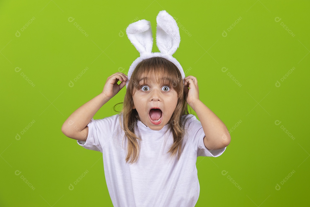 Linda criança garotinha usando tiara de coelho da páscoa