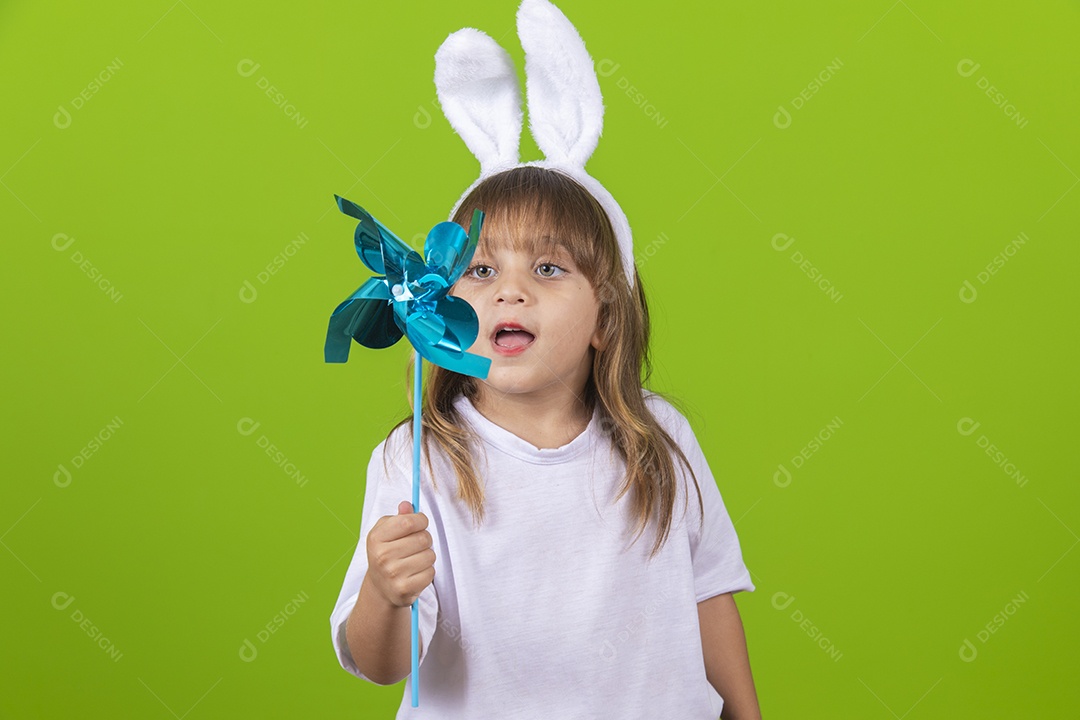 Linda criança garotinha usando tiara de coelho da páscoa