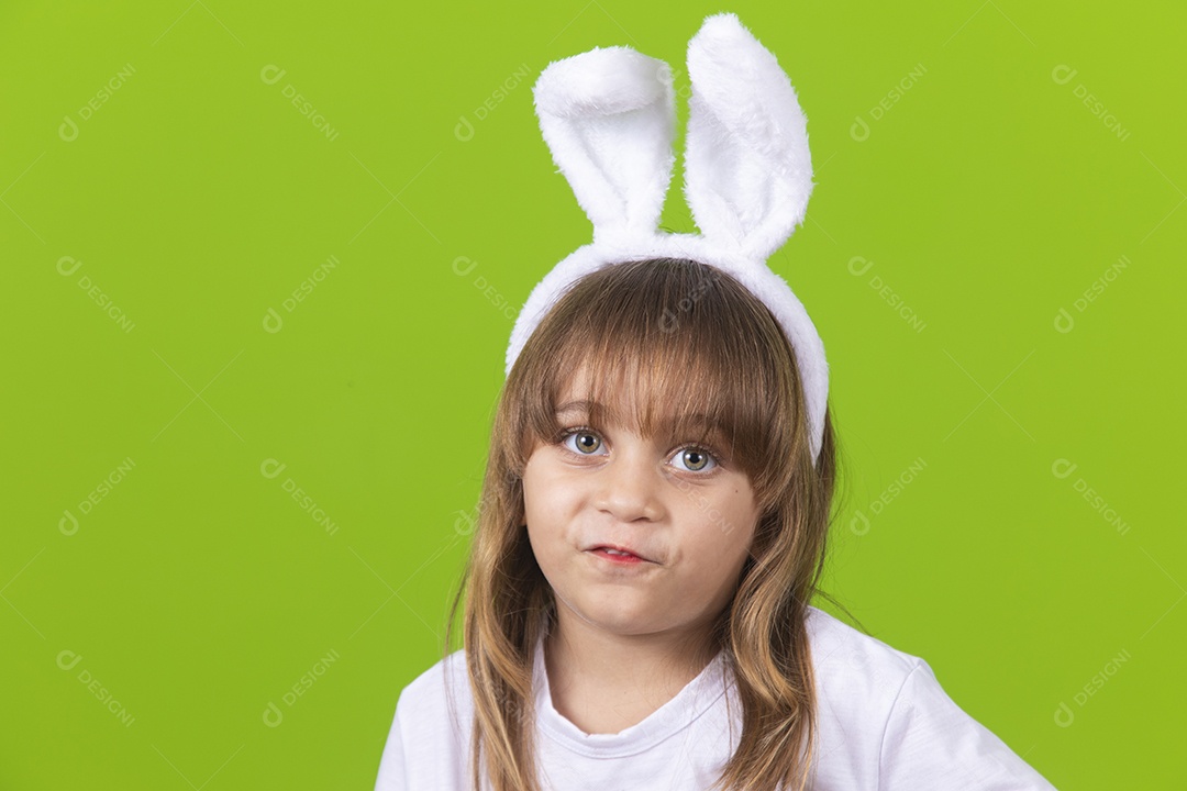 Linda criança garotinha usando tiara de coelho da páscoa