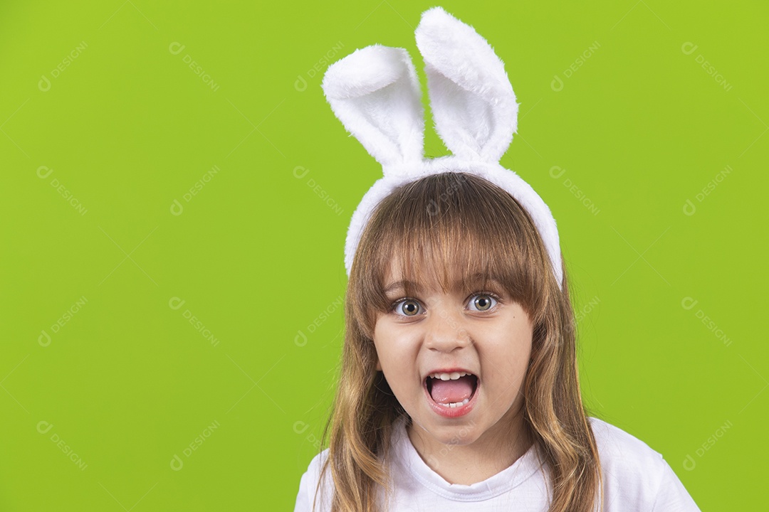 Menina alegre brincando com o pai em usado tiara de orelhas de coelho Feliz Páscoa