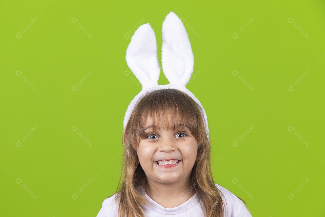 Linda criança garotinha usando tiara de coelho da páscoa