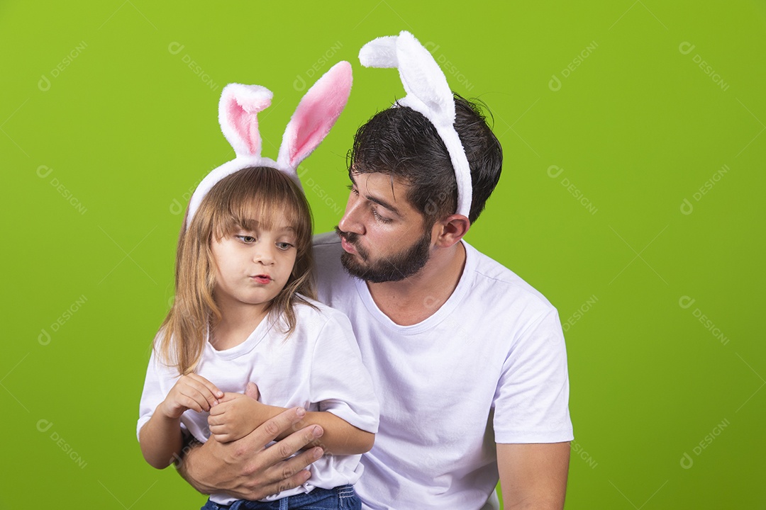 Menina alegre brincando com o pai em usado tiara de orelhas de coelho Feliz Páscoa