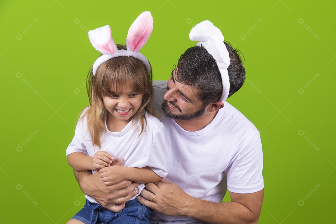 Menina alegre brincando com o pai em usado tiara de orelhas de coelho Feliz Páscoa