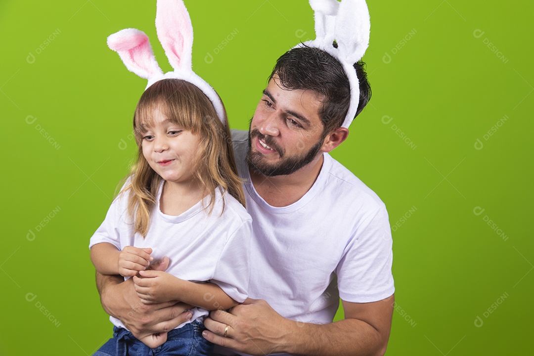 Menina alegre brincando com o pai em usado tiara de orelhas de coelho Feliz Páscoa
