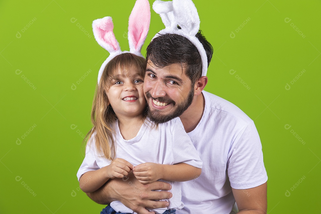 Menina alegre brincando com o pai em usado tiara de orelhas de coelho Feliz Páscoa