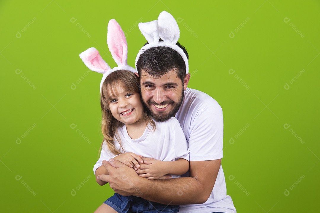 Menina alegre brincando com o pai em usado tiara de orelhas de coelho Feliz Páscoa